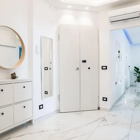 Apartment Luxury Steps From Sea *