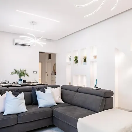 Apartment Luxury Steps From Sea *