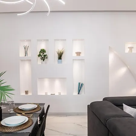 Apartment Luxury Steps From Sea